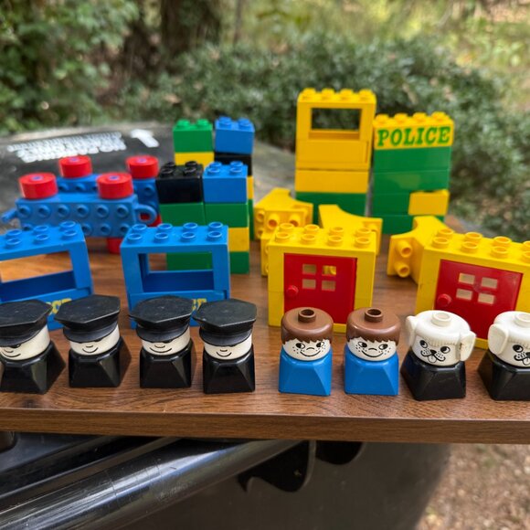 1977 LEGO Duplo Original 43-PC bundle w/ 8 Minifigs - Picture 4 of 8